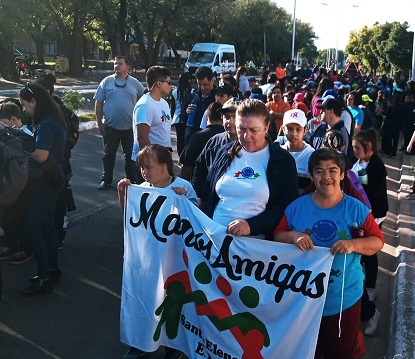 Manos Amigas marchando
